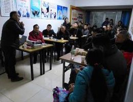 與學員進行技術(shù)交流